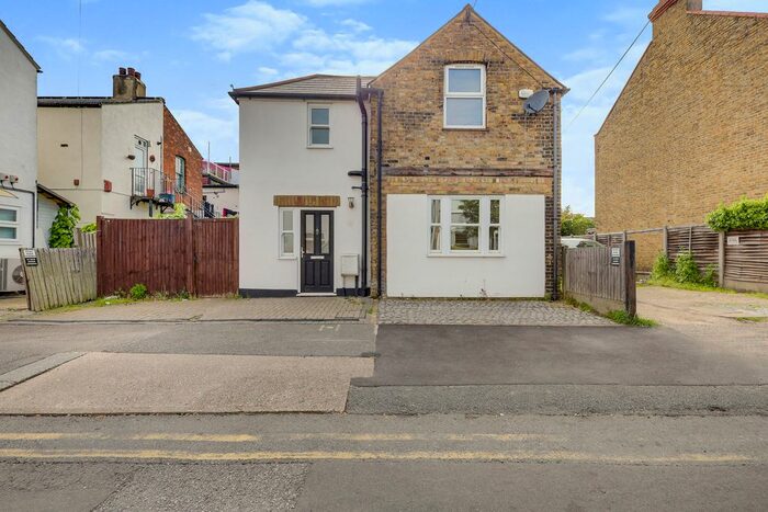 2 Bedroom Detached House For Sale In Woodfield Park Drive, Leigh-On-Sea, SS9