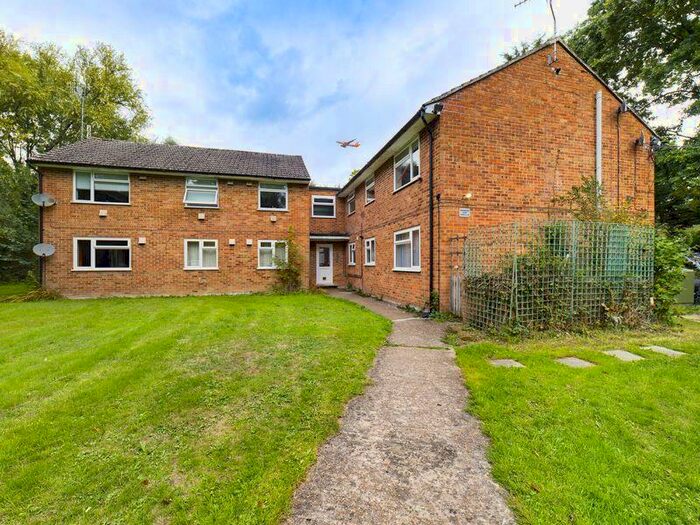 2 Bedroom Flat To Rent In Green Lane, Horley, RH6