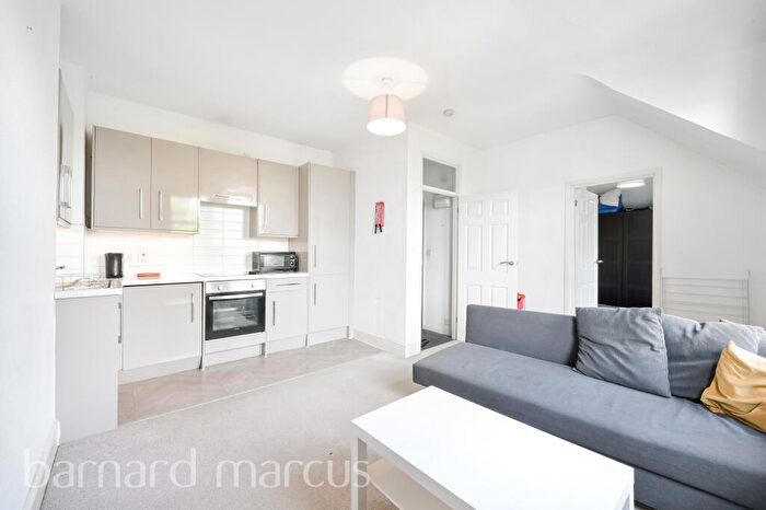 1 Bedroom Flat To Rent In Claremont Gardens, Surbiton, KT6
