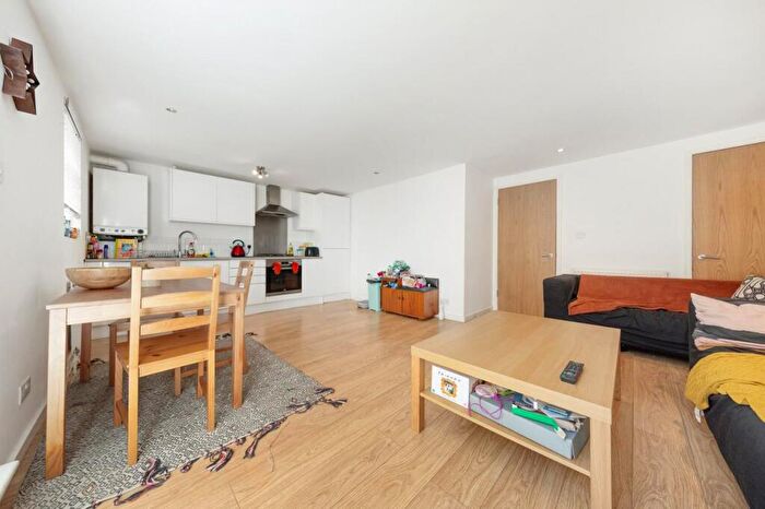 3 Bedroom Flat To Rent In Paulet Road, SE5