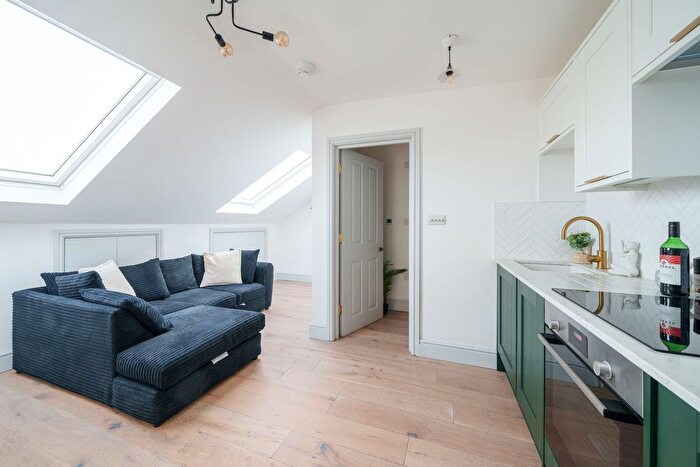 1 Bedroom Flat To Rent In Frithville Gardens, London, W12