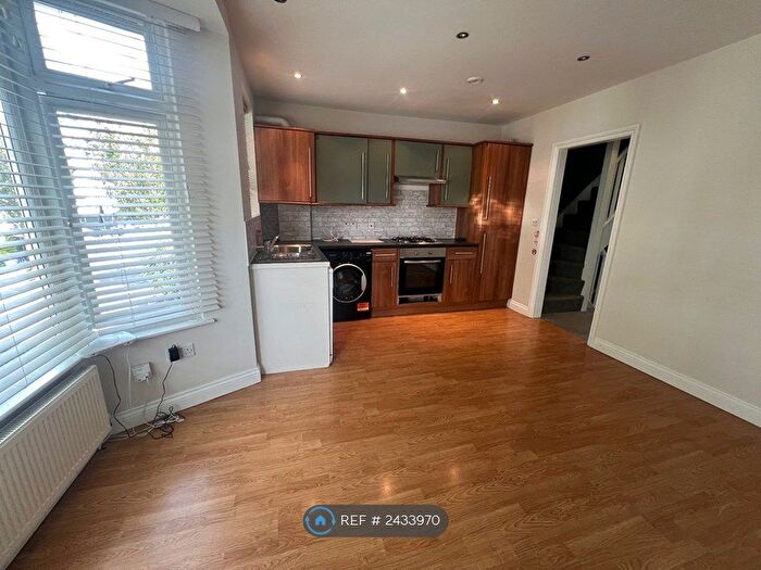3 Bedroom Flat To Rent In Albert Road, London, NW4