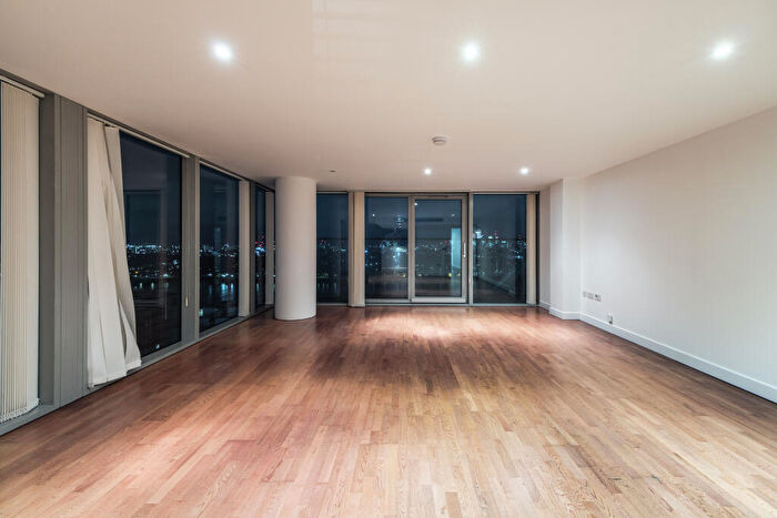 3 Bedroom Apartment To Rent In The Landmark, Canary Wharf, E14
