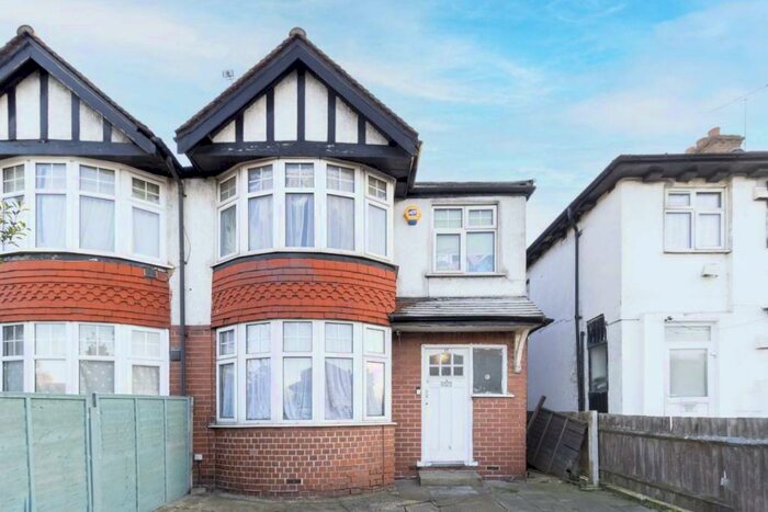 3 Bedroom House To Rent In Beechwood Gardens, Willesden, NW10