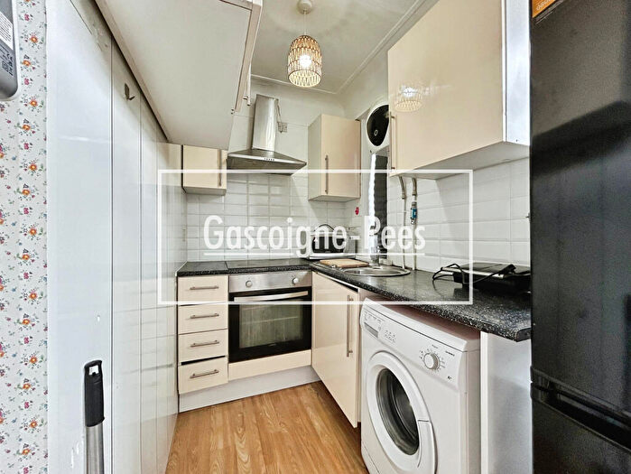 Flat To Rent In Queens Parade, Basingstoke, RG21