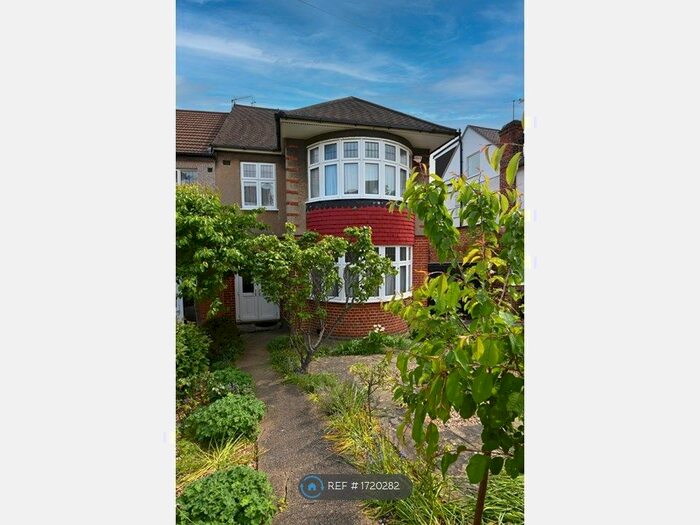 3 Bedroom Semi-Detached House To Rent In Grosvenor Gardens, London, N14