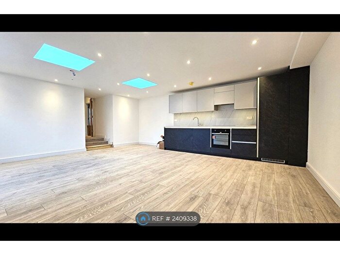 2 Bedroom Flat To Rent In Wray Park Road, Reigate, RH2