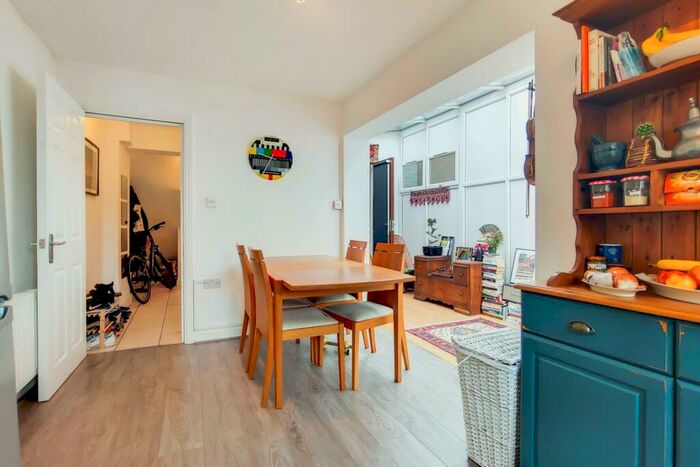 2 Bedroom Flat To Rent In Castelnau, London, SW13
