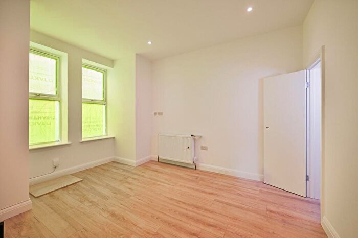 2 Bedroom House For Sale In Grainger Road, Wood Green, London, N22