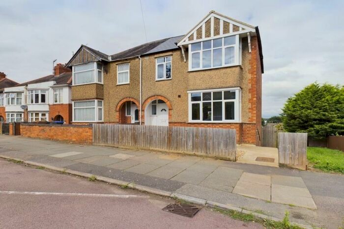 6 Bedroom Semi-Detached House To Rent In Rothersthorpe Road, Northampton, NN4