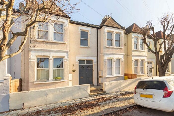 2 Bedroom Flat To Rent In Crealock Street, London, SW18