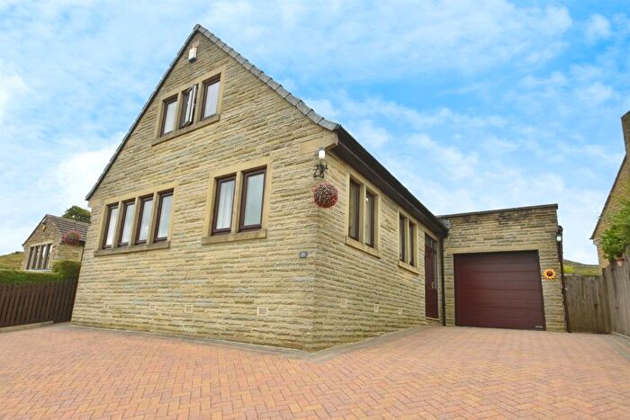 3 Bedroom Detached House For Sale In Rowantree Avenue, Baildon, Shipley, BD17