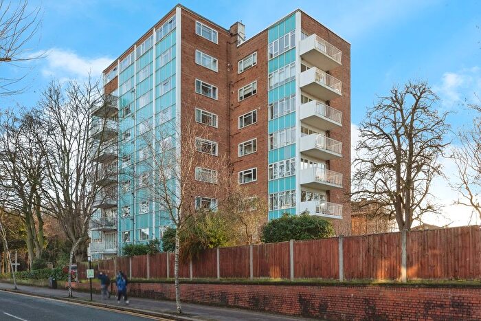 2 Bedroom Flat For Sale In New Wanstead, London, E11