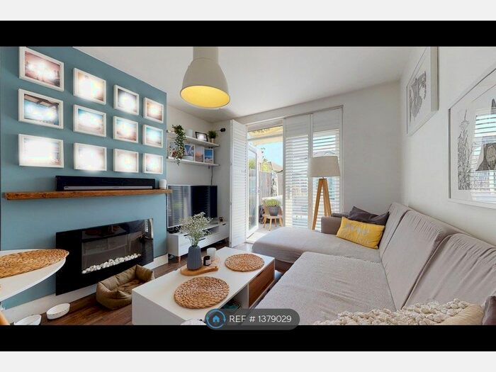 2 Bedroom Maisonette To Rent In Byards Croft, London, SW16