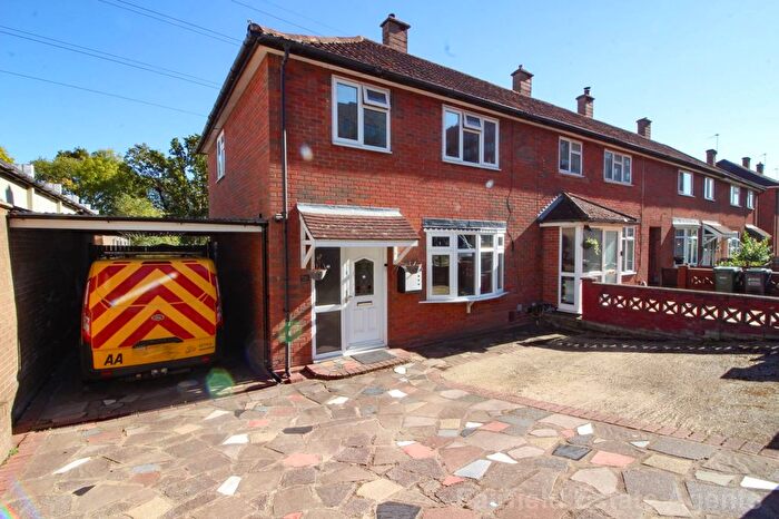 3 Bedroom End Of Terrace House For Sale In Prestwick Road, Watford, WD19