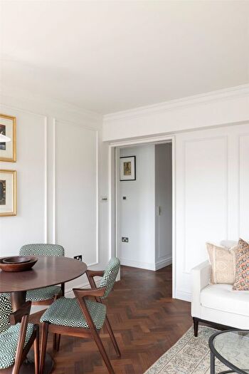 1 Bedroom Flat For Sale In Ladbroke Square, London, W11