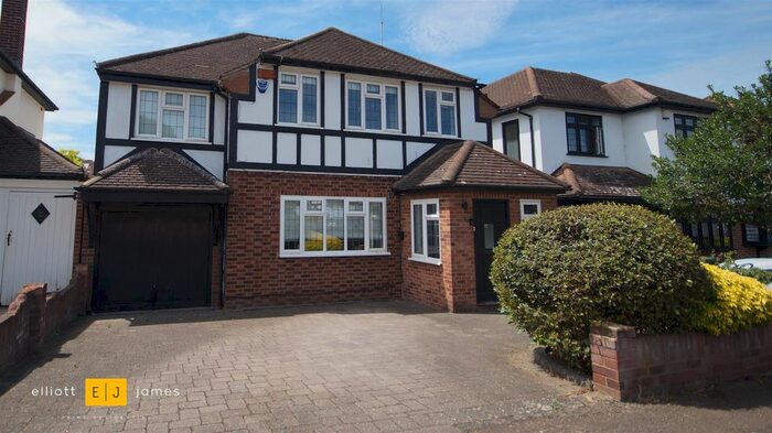 4 Bedroom Detached House To Rent In Dacre Gardens, Chigwell, IG7