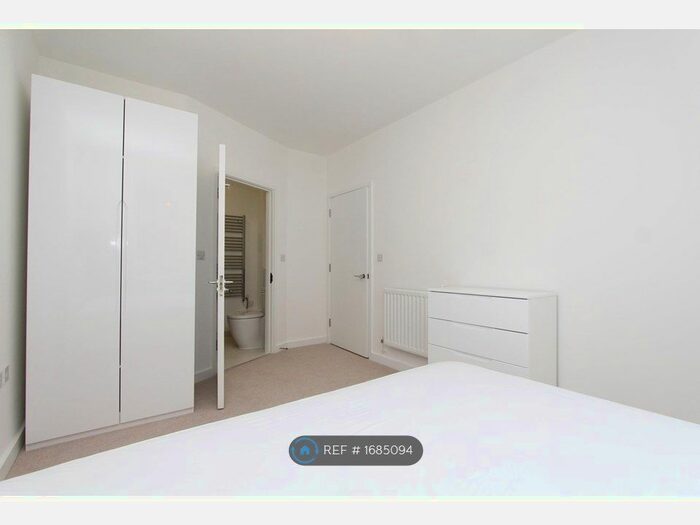 3 Bedroom Flat To Rent In Frobisher Yard, London, E16