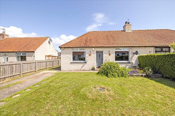 2 Bedroom Semi-Detached Bungalow For Sale In Meadowbank Road, Ormiston, EH35