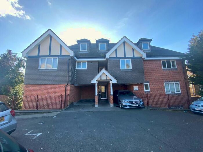 2 Bedroom Flat To Rent In Chase Ridings, Enfield, EN2