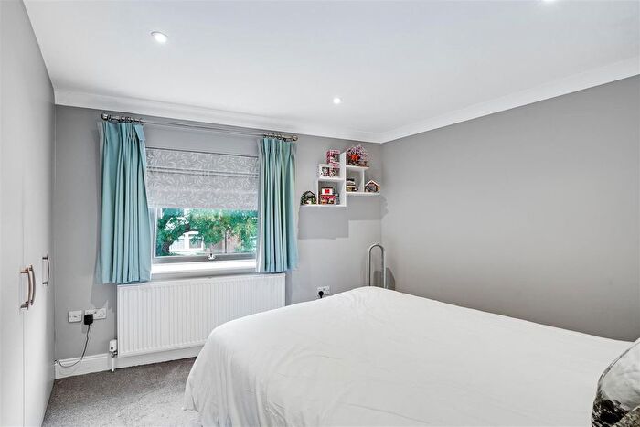 1 Bedroom Flat For Sale In Colne Road, Twickenham, TW2
