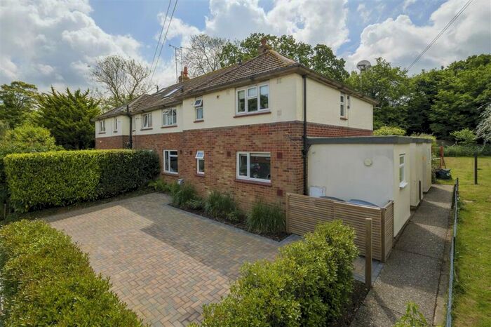 2 Bedroom Flat For Sale In St Marys Close, Nonington, CT15