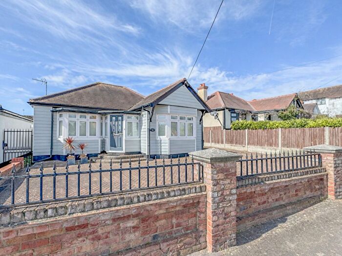 3 Bedroom Detached Bungalow For Sale In Hawkwell Chase, Hockley, SS5