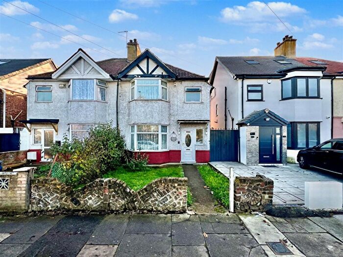 3 Bedroom Semi Detached House For Sale In North Hyde Lane, Norwood Green, UB2