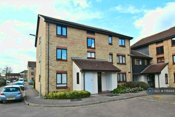 Studio To Rent In King Arthur Court, Cheshunt, Waltham Cross, EN8