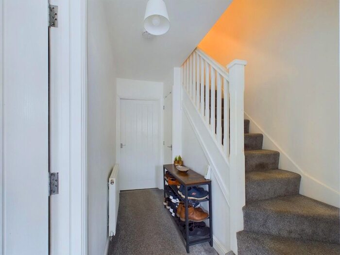 4 Bedroom End Of Terrace House For Sale In Spring Lane, Shelfield