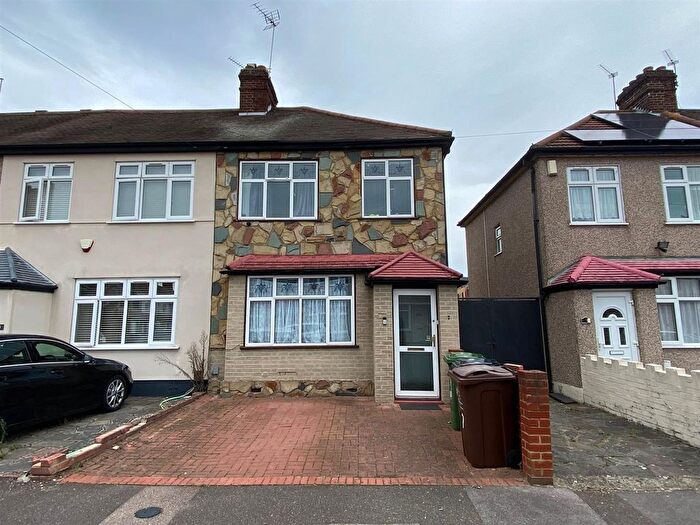 3 Bedroom End Terrace House For Sale In Lamberhurst Road, Dagenham., RM8