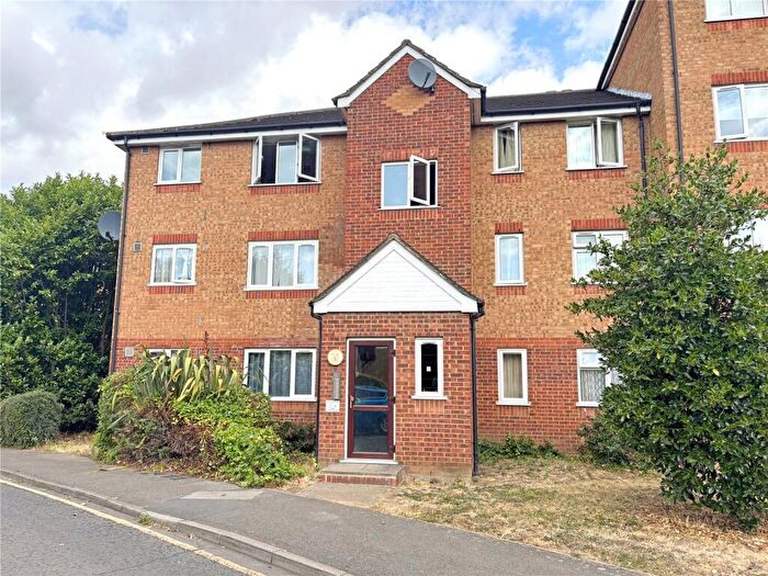 Flat To Rent In Fenman Gardens, Goodmayes, IG3