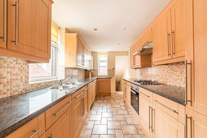 5 Bedroom Maisonette To Rent In £pppw - Chillingham Road, Heaton, Newcastle Upon Tyne, NE6