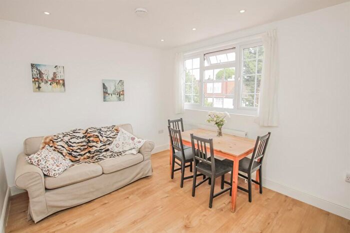 1 Bedroom Flat To Rent In , NW11
