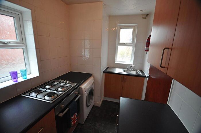 2 Bedroom House To Rent In Hessle Road, Hyde Park, Leeds, LS6