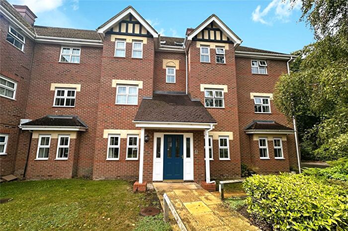 2 Bedroom Flat For Sale In Kingsley Square, Fleet, Hampshire, GU51