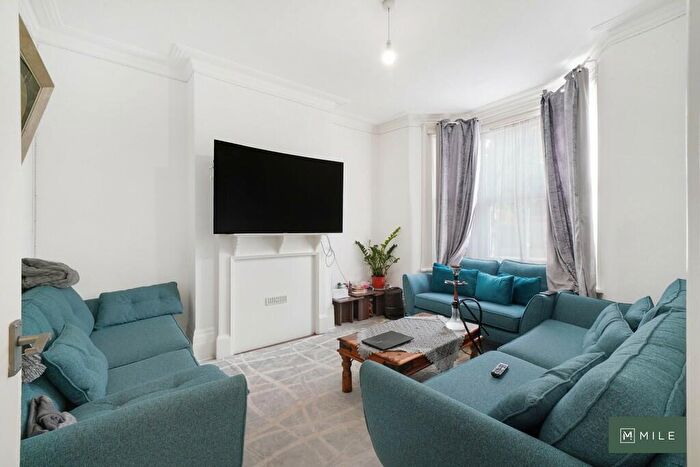 3 Bedroom Apartment To Rent In Hillside, London, NW10