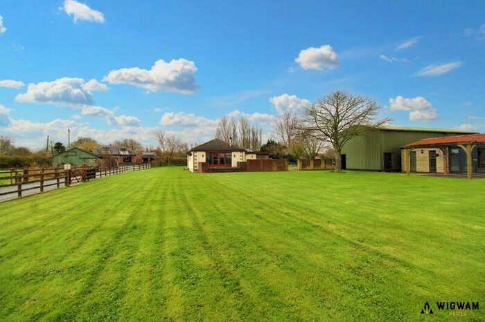 4 Bedroom Detached Bungalow For Sale In North Leys Road, Hollym, HU19