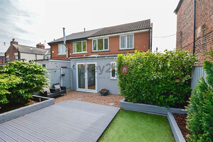3 Bedroom Semi-Detached House For Sale In College Road, Spinkhill, Sheffield, S21
