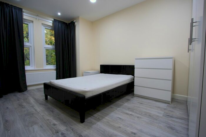 3 Bedroom Flat To Rent In Boscombe Rd, Wimbledon, SW19