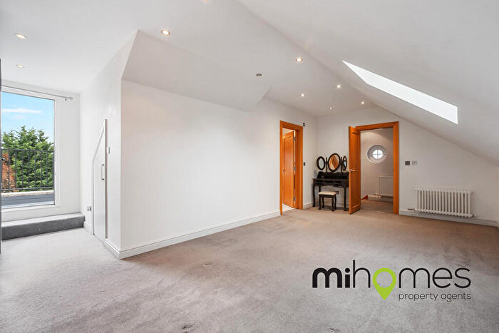 2 Bedroom Apartment To Rent In Sandalwood Close, Barnet, EN5