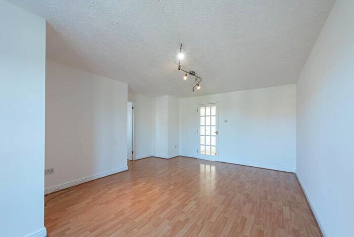 2 Bedroom Flat To Rent In Clarence Close, New Barnet, Barnet, EN4