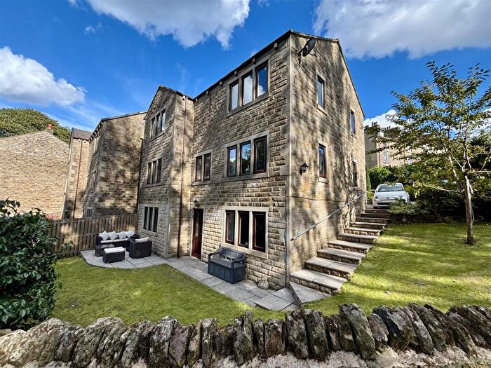 5 Bedroom Detached House For Sale In April Gardens, Queensbury, Bradford, BD13