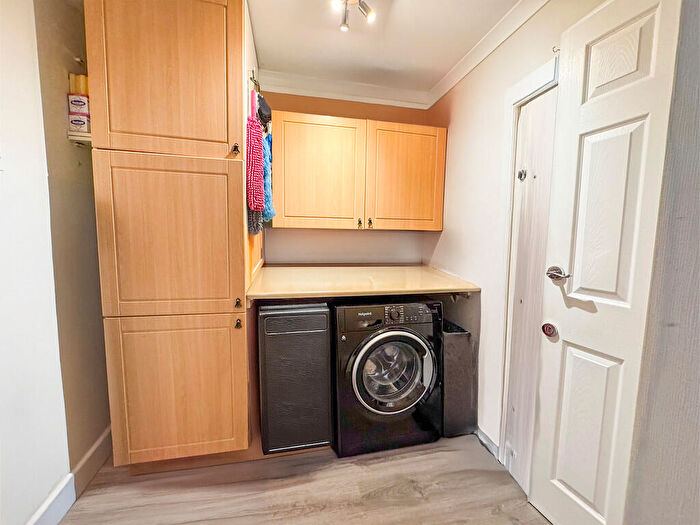 3 Bedroom Semi-Detached House For Sale In Caernarvon Close, Hockley, SS5