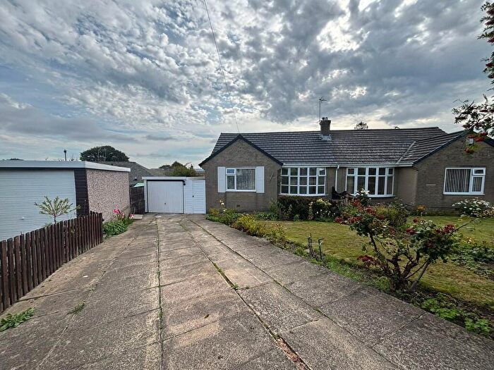 3 Bedroom Semi-Detached House For Sale In Ryefield Avenue, Clayton, Bradford, BD14