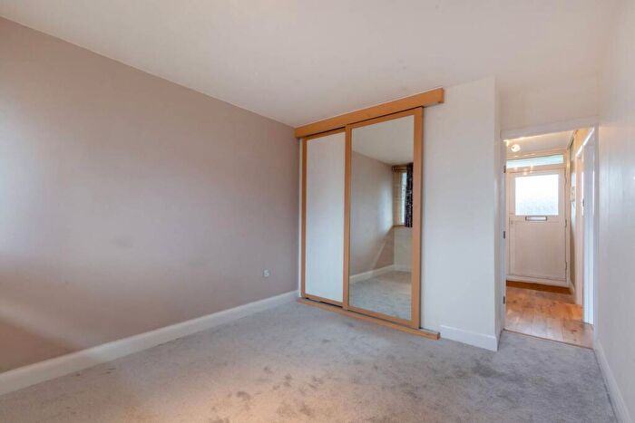 2 Bedroom Flat For Sale In Phipps Bridge Road, Mitcham, CR4
