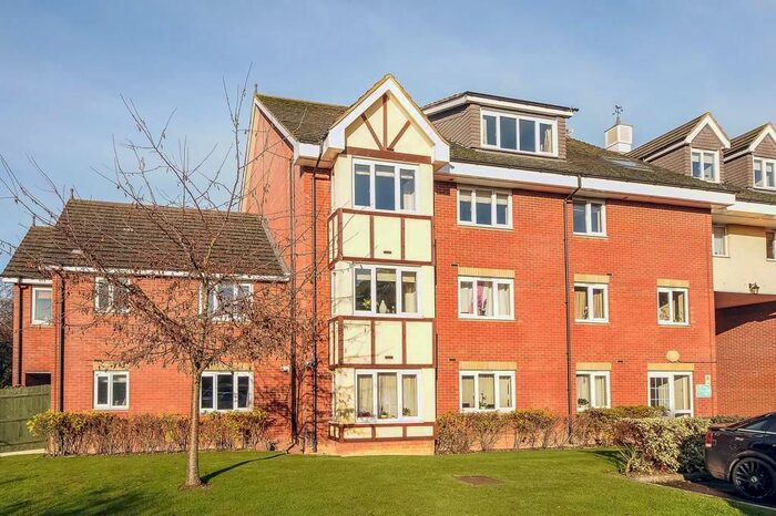 2 Bedroom Flat To Rent In Newbury, Berkshire, RG14