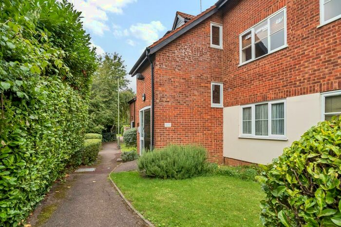 Apartment To Rent In Galdana Avenue, Barnet, EN5