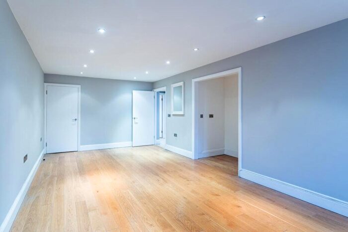 2 Bedroom Flat To Rent In Chimneys Lodge, Forty Hill, Enfield, EN2