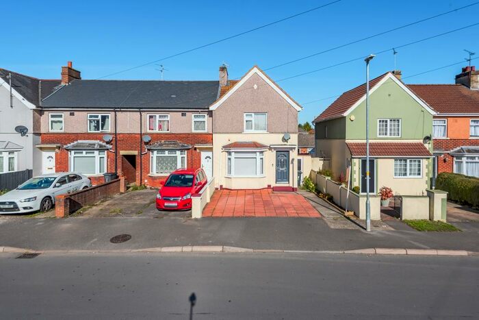 3 Bedroom Semi-Detached House To Rent In Poplar Avenue, SN2